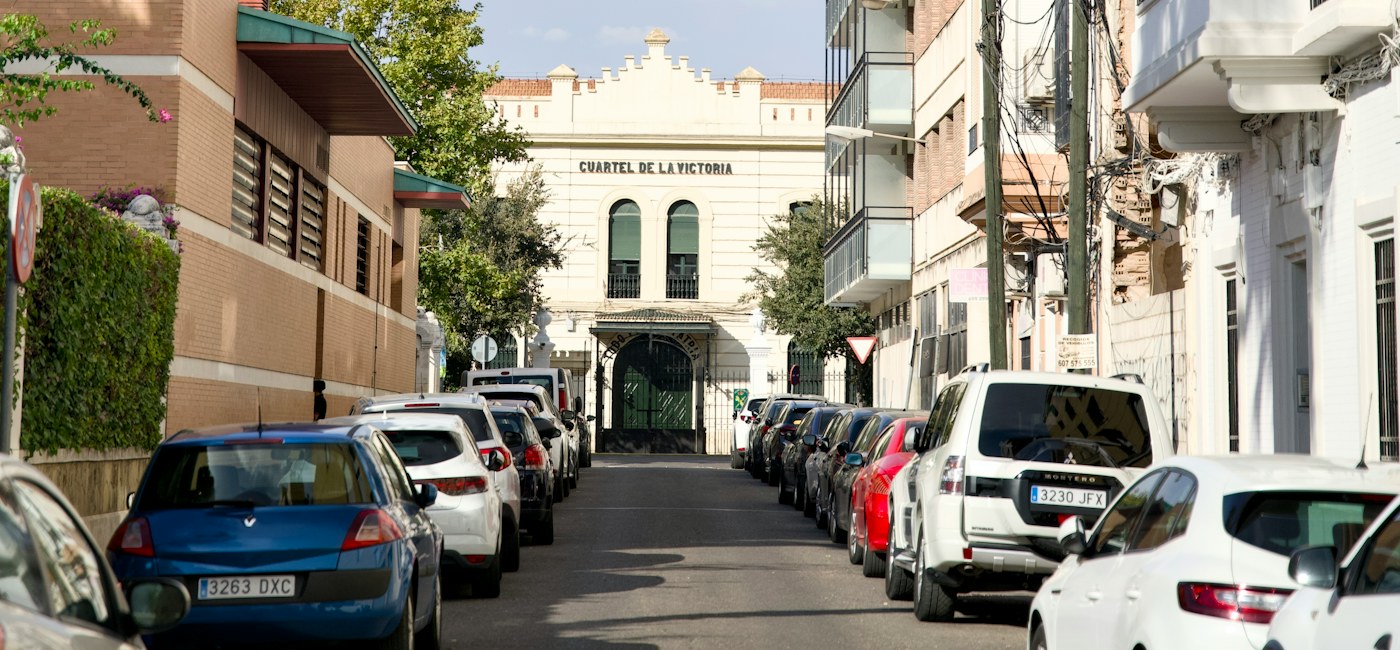 Vehículos estacionados en una calle urbana, imagen de contexto